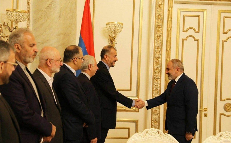 Paşinyan İran xarici işlər naziri ilə görüşüb