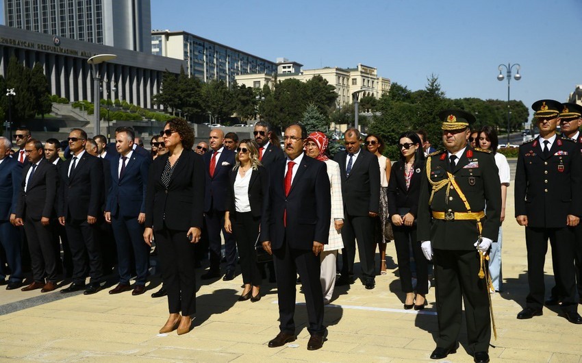 Cahit Bağcı Türk Şəhidliyini ziyarət edib