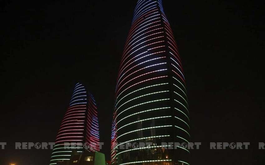 Bakının bir sıra binaları Azərbaycan bayrağı ilə işıqlandırılıb