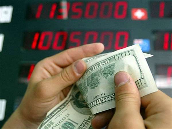 Bankların valyuta satışında artım - "Devalvasiya ehtimalı dollara tələbatı artırır"