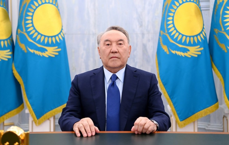 Parlament Nazarbayevin statusunu ləğv etdi