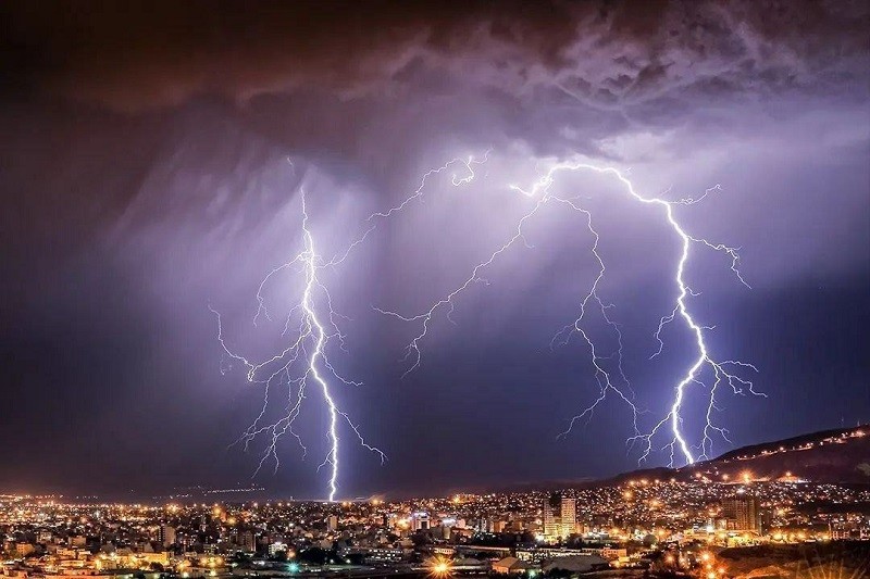 Təbrizdə nadir təbiət hadisəsi: İldırımın fotosu fenomen oldu