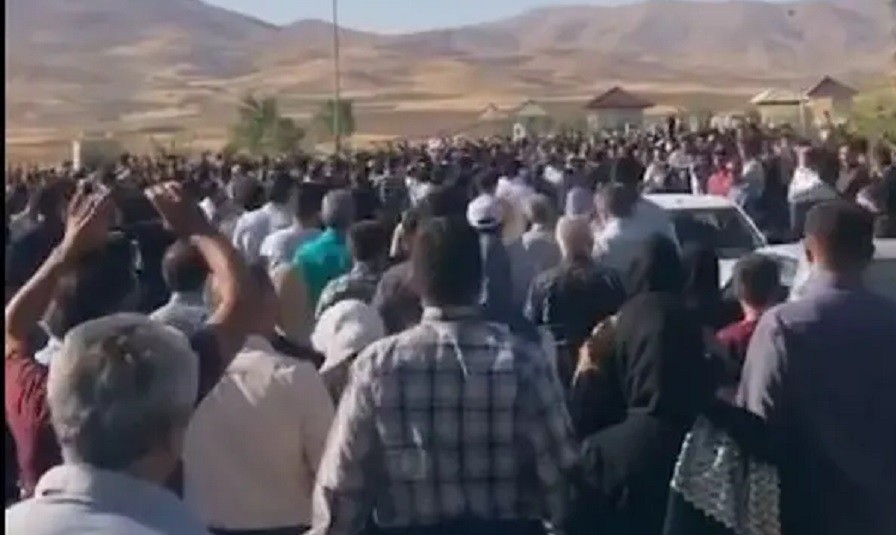 İranda hicaba görə öldürülən qadının dəfnində Xameneyi əleyhinə şüarlar səsləndirilib-VİDEO