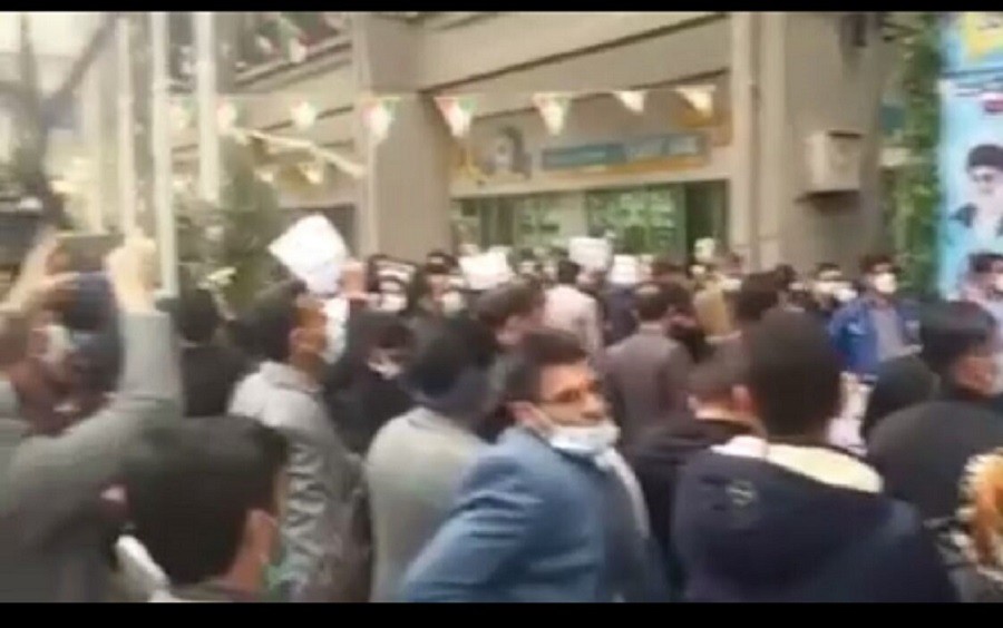 Tehranda təhsil işçilərinin etiraz aksiyası keçirilib-VİDEO