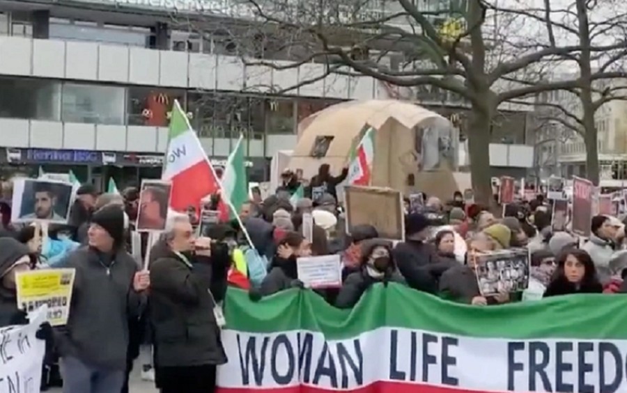 Stokholmda İran əleyhinə aksiya: Mühacir iranlılar repressiyaları pislədi