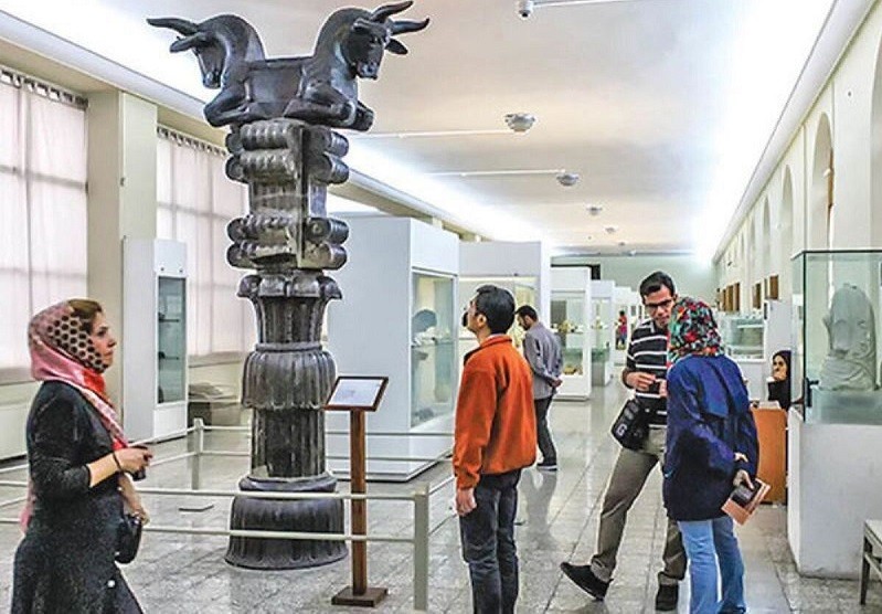 Hicabsız qadınların İran muzeylərinə girişi qadağan edildi