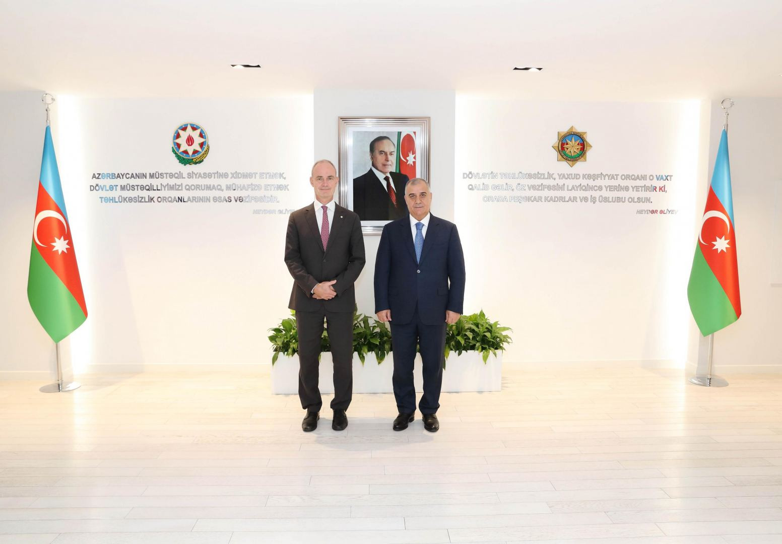 Əli Nağıyev itkinlər məsələsini "Qırmızı Xaç"ın rəsmisi ilə müzakirə etdi