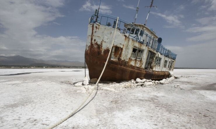 دولت رئیسی عوامفریبی می‌کند؛ دریاچه ارومیه احیا نشده، بلکه در آستانه «مرگ» است