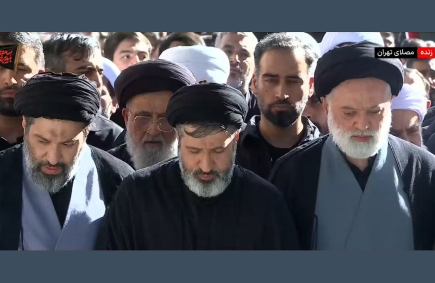 غیبت سؤال‌برانگیز مجتبی خامنه‌ای در مراسم خواندن نماز میت بر جنازه علی خامنه‌ای؛ حضور سه پسر دیگر خامنه‌ای