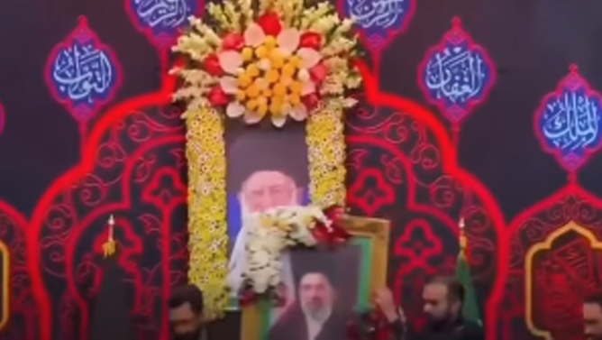 مراسم بیعت با «تصویر» مجتبی خامنه‌ای؛ کاربران از «رهبر مقوایی» می‌گویند (ویدیو)
