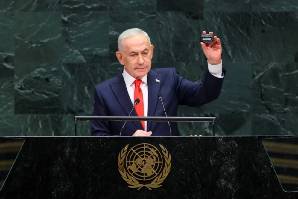 Netanyahu BMT-də peycer nümayiş etdirərək “Hizbullah”a qarşı əməliyyatı xatırladıb