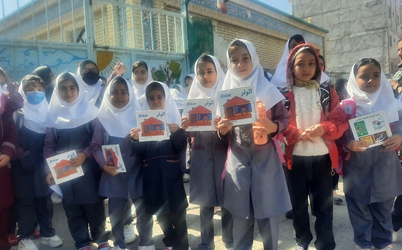 آذربایجان محروم از حق تحصیل به زبان مادری؛ توزیع کتابهای تورکی در اردبیل