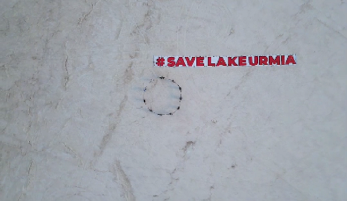 پهن کردن بنر ۲۶ متری «دریاچه ارومیه را نجات دهید» در بستر خشک دریاچه