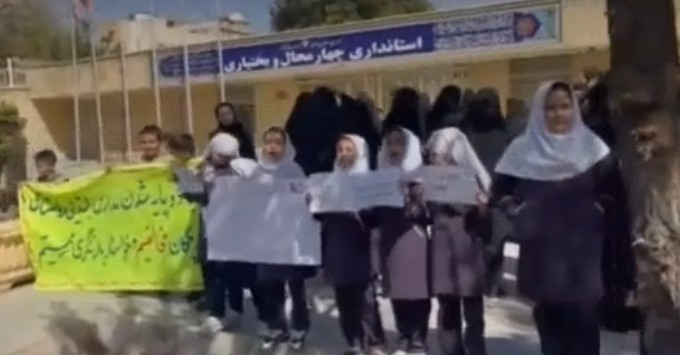 تجمع دانش‌آموزان و والدین روستای هرچگان‌ در اعتراض به نبود معلم در مدارس