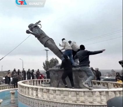 Suriyanın Əl-Tabqa şəhərində YPG/SDQ qüvvələrinin yerləşdirdiyi abidə sökülüb - VİDEO