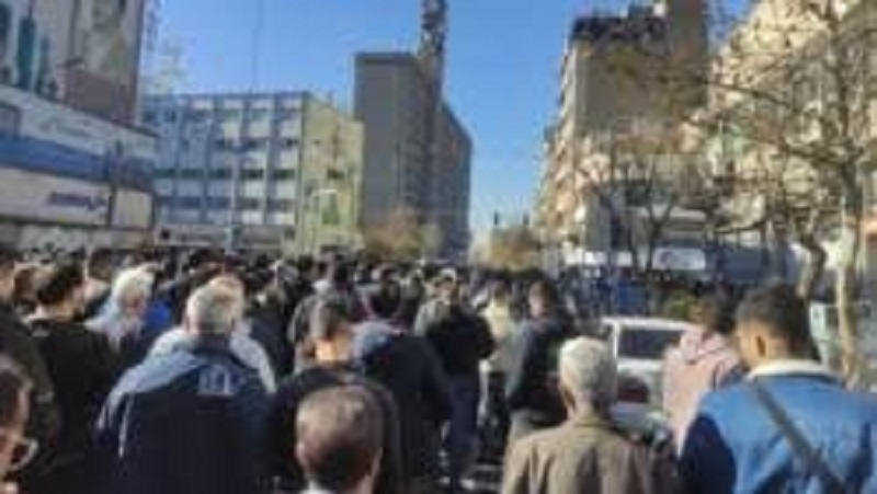 Tehranda etiraz aksiyaları başqa bölgələrə yayıldı- Siyasi şüarlar səsləndirilir