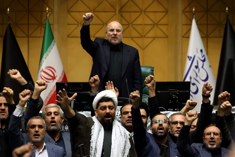 MPs held a protest against İsrael and US in the Iranian parliament