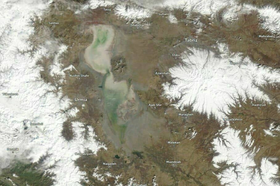 استاد آذربایجانی: دلخوش به اندک برف دریاچه ارومیه نباشیم