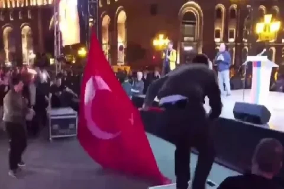 Azərbaycan XİN İrəvanda Türkiyə bayrağının yandırılmasını pisləyib