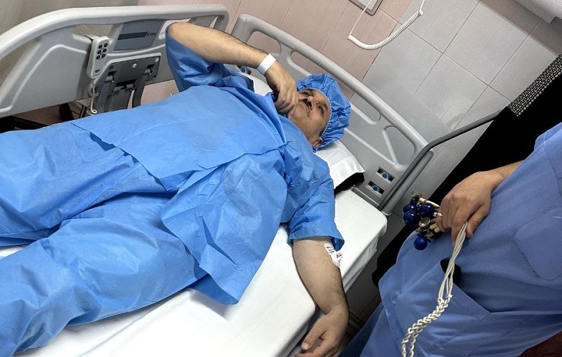 تداوم درمان پس از آزادی؛ عباس لسانی برای چهارمین بار تحت جراحی اوزون تراپی و لیزرتراپی دیسک کمر قرار گرفت