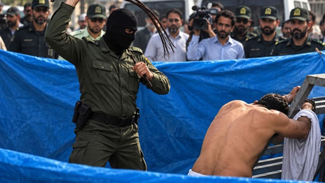 İranda etirazçı işçilərə 74 şallaq zərbəsi vuruldu