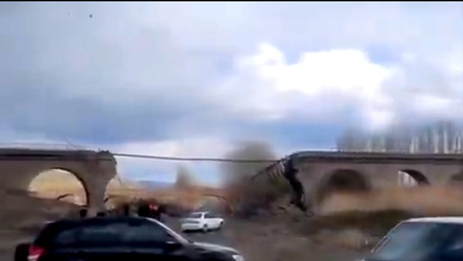 Zəncanın dəmir yolu infrastrukturu vuruldu; körpü dağıdıldı (video)