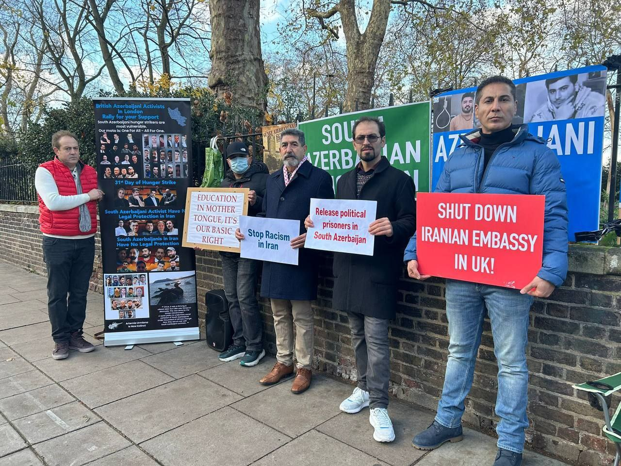 Londonda türk və ərəb fəallar İran səfirliyi qarşısında etiraz aksiyası keçiriblər