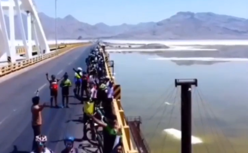 دوچرخه سواران شهر ماکو در یک حرکت نمادین اعتراضی؛ "دریاچه اورمیه را نجات دهید"