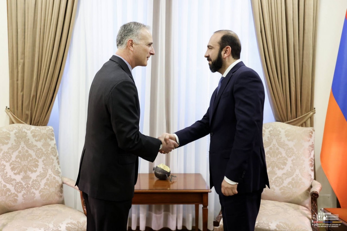 Mirzoyan Lui Bono ilə regional məsələləri müzakirə edib