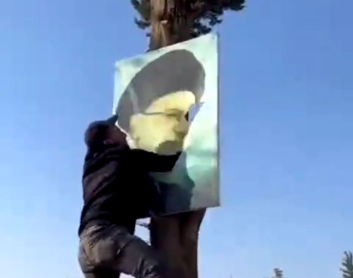 برچیدن تصاویر خامنه‌ای در مناطق آزادشده سوریه