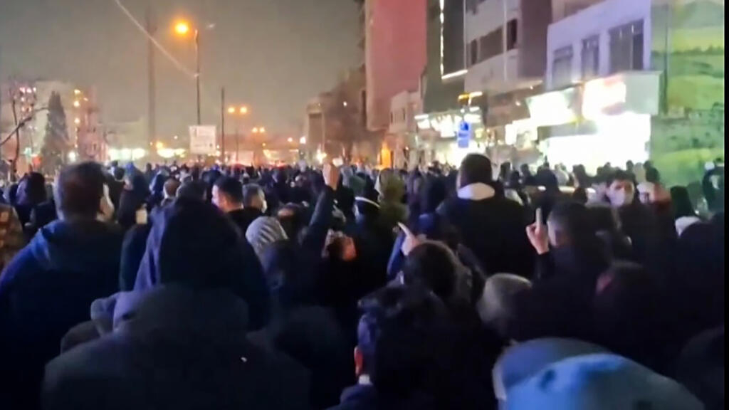 Axios: Amerika İrandakı etirazların rejimə təhdid yarada biləcəyinə dair əlamətləri izləyir