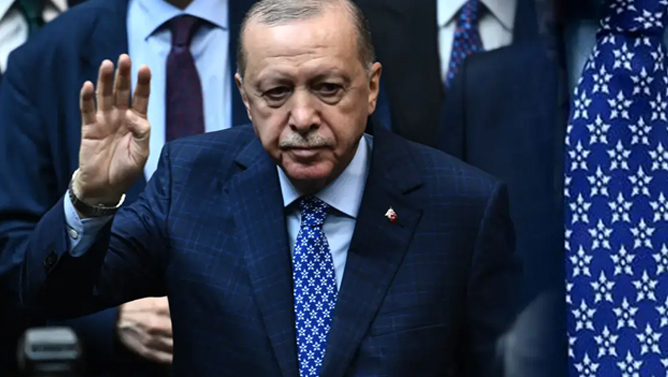 Ərdoğanın milli qırıcı KAAN təsvirli qalstuku diqqət çəkib