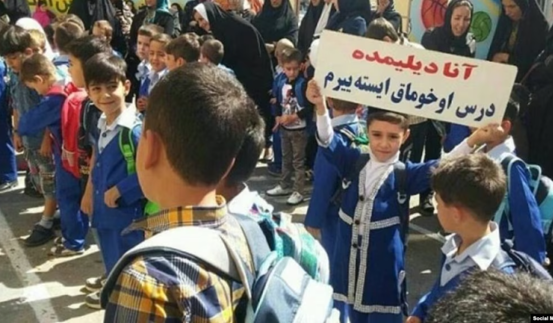 تشکل‌ صنفی معلمان ایران همزمان با «روز جهانی زبان مادری» خواستار توقف «کشتار زبانی» ملت‌های غیرفارس در ایران شد