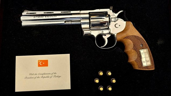 Təhlil | Ərdoğanın NATO liderlərinə fərqli hədiyyəsi; köhnə bir revolver diplomatik mesaja çevrildi