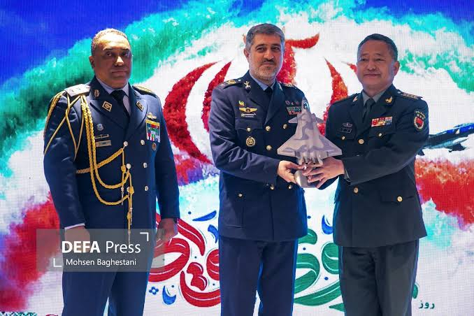 وابسته نظامی چین در تهران ماکت جنگنده «جی ۲۰» را به فرمانده نیروی هوایی اهدا کرد