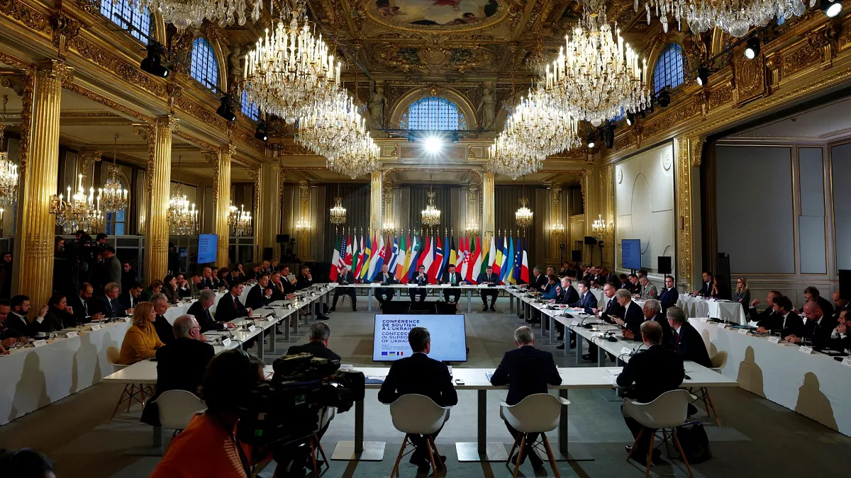 ماکرون در نشست حامیان اوکراین در پاریس: روسیه ممکن است در چند سال آینده به اعضای ناتو حمله کند