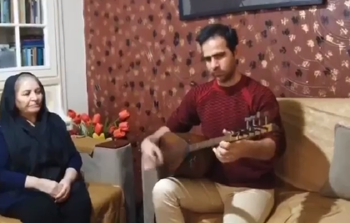قوپوزنوازی «پیمان ابراهیمی» فعال بازداشت شده آذربایجانی و خواندن ترانه آشیقی توسط مادرش