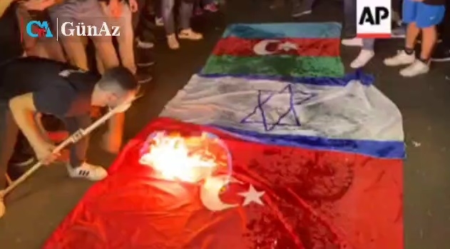 Həmas tərəfdarları Azərbaycanın bayrağını yandırıblar