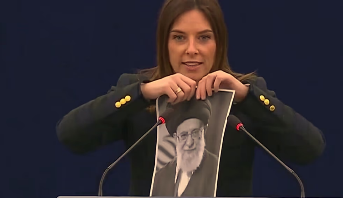 نماینده ایتالیا در پارلمان اروپا تصویر خامنه‌ای را در پارلمان پاره کرد