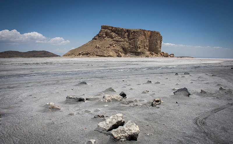 کسانی که با خشکاندن دریاچه ارومیه و کوچ مردم آذربایجان در صدد ایجاد منطقه تامپون بین آذربایجان و ترکیه هستند، کور خوانده‌اند - دکتر توحید ملک‌زاده