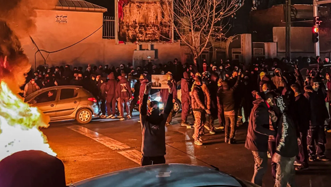 İran hakimiyyəti xalqın yenidən küçələrə çıxmasından qorxur
