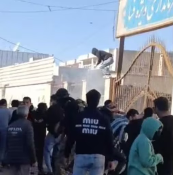 İranda etirazçılar Bəsic qərargahına hücum ediblər