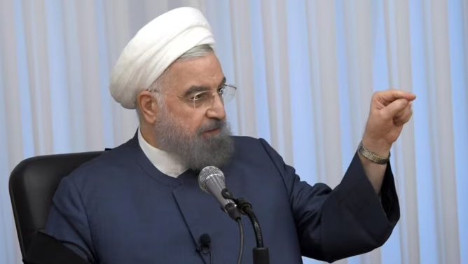 روحانی: پیش از ادامه جنگ با قدرت‌های بزرگ باید از مردم پرسید
