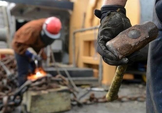 اخراج کارگران به دلیل قطع برق