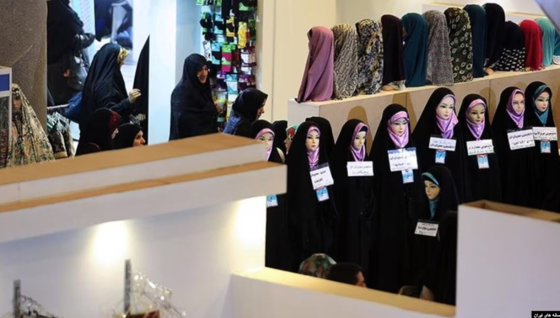 ادامه تلاش حکومت برای تحمیل حجاب اجباری؛ کارمندان زن در استان قم باید با چادر و بدون آرایش باشند