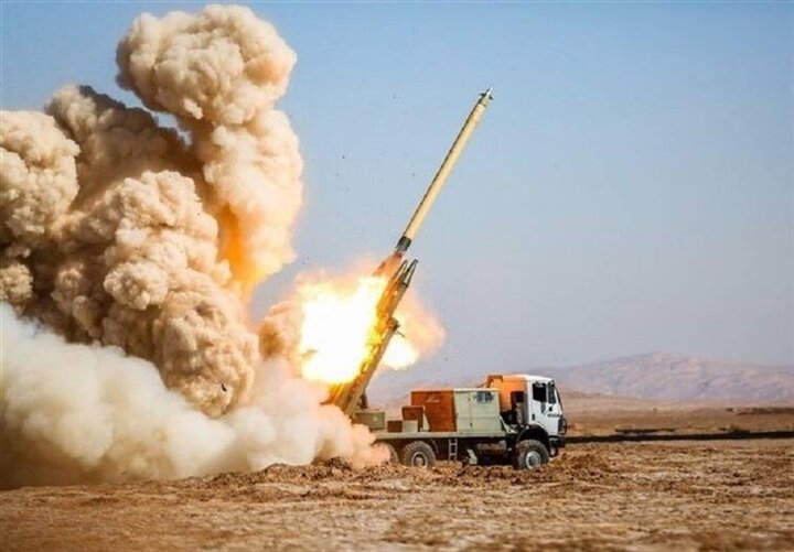 The Iranian army conducts military exercises