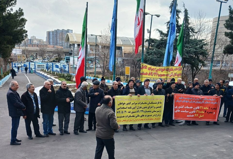 تجمع اعتراضی بازنشستگان مخابرات در تبریز،اورمیه، اردبیل و اراک؛ سهامدار خیانت می کند،وزیر حمایت میکند