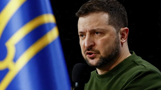 Zelenski: ABŞ və Rusiya müharibəni dayandırmaq üçün Donbasın verilməsini tələb edir