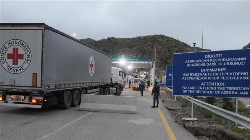 آذربایجان: کامیون‌های صلیب سرخ از جاده آغدام-خانکندی و لاچین-خانکندی عبور کردند