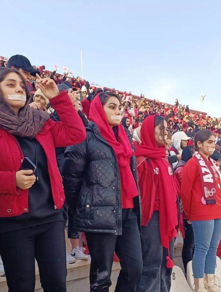 اعتراض دختران تراختوری به فحاشی و شعارهای نژادپرستانه طرفداران پیروزی تهران